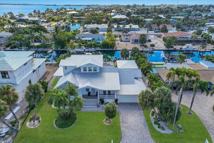 614 Dundee Ln Holmes Beach, FL 34217