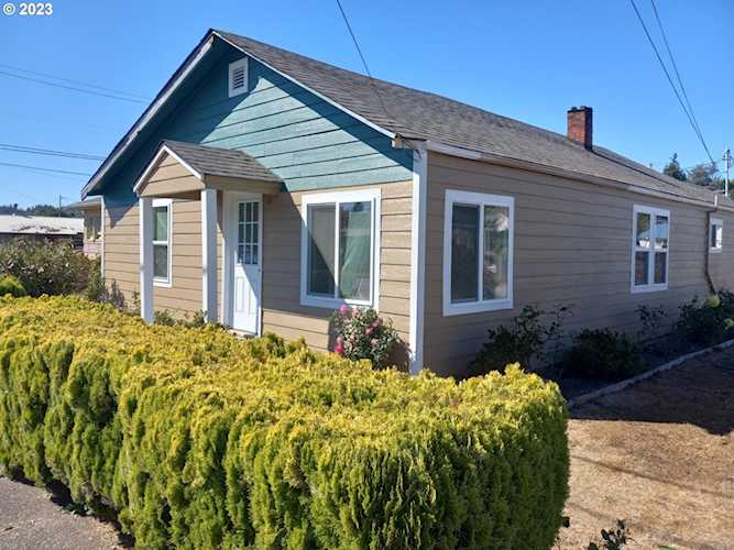 1417 Maryland AVE Myrtle Point, OR 97458