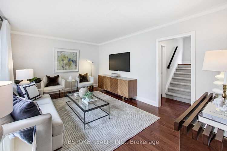 151 Leacrest Rd Toronto, ON M4G 1E7