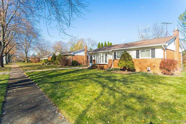 529 Rewold Dr Rochester, MI 48307