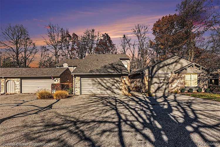 1754 Thomas Rochester Hills, MI 48309