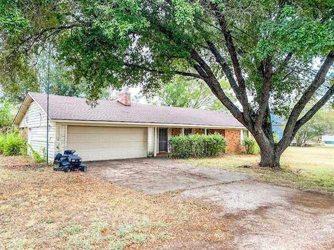 107 S Runnels Avenue Streetman, TX 75859