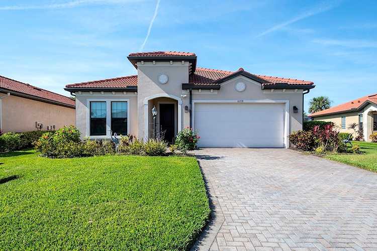 10228 Loch Lomond Dr Bradenton, FL 34211