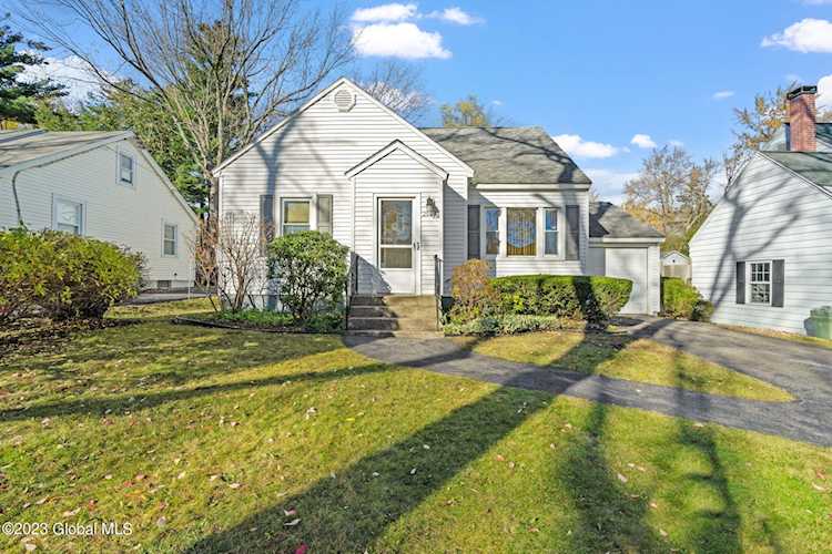 2037 Hoover Rd Niskayuna, NY 12309