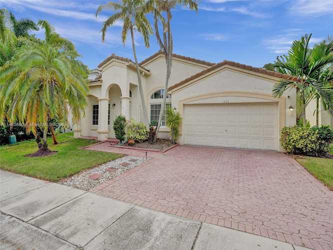 1633 E Harmony Lake Cir Davie, FL 33324