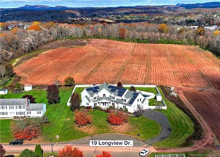 19 Longview Dr North Haven, CT 06473
