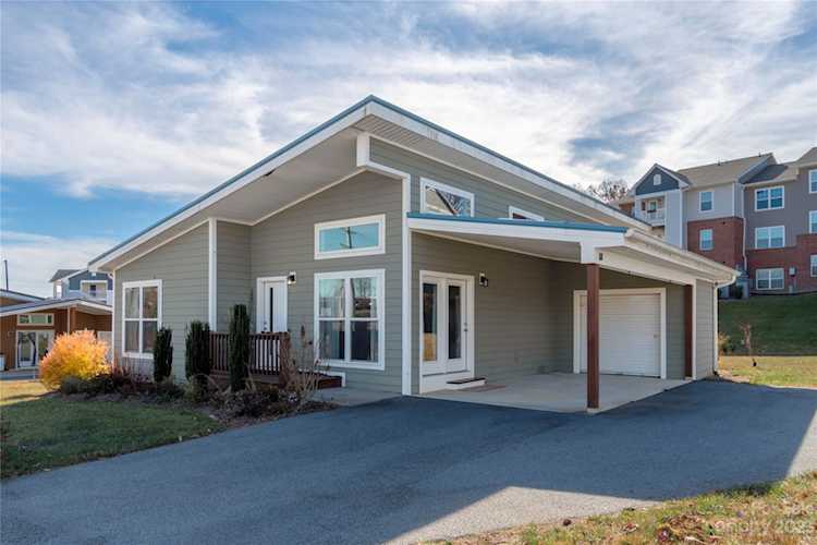 88 Strick Garden Ln Hendersonville, NC 28792