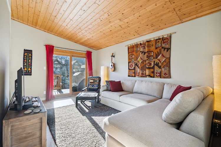 809 6Th St #3 Canmore, AB T1W 2E1