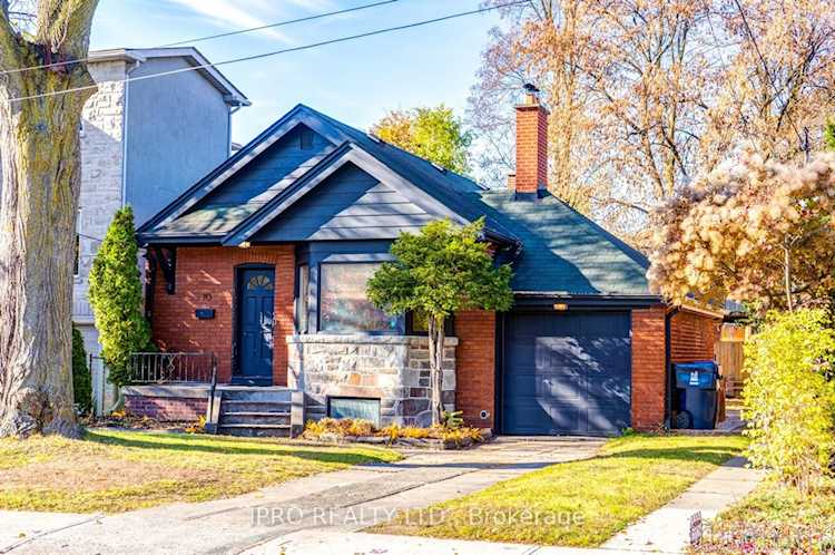 10 Coxwell Blvd Toronto, ON M4C 3G7