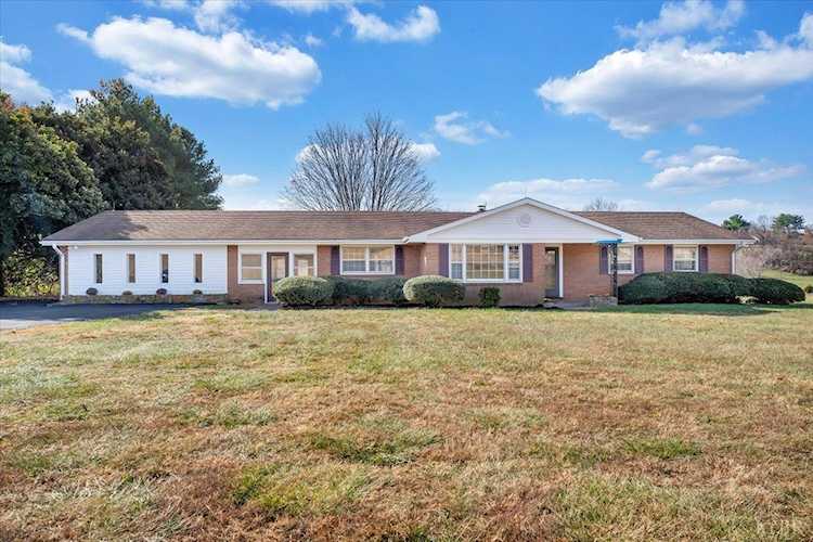 9080 Stewartsville Rd Moneta, VA 24121