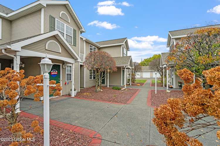 25 Coralberry Ct Albany, NY 12203
