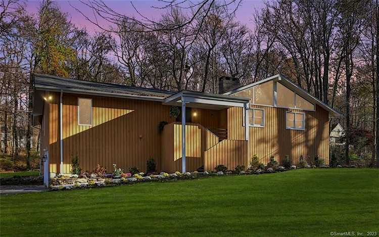 9 Nettleton Dr Woodbridge, CT 06525