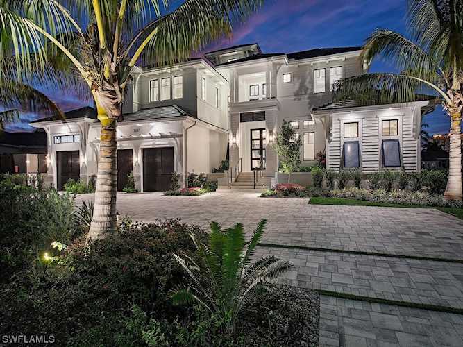 3637 Crayton Rd Naples, FL 34103