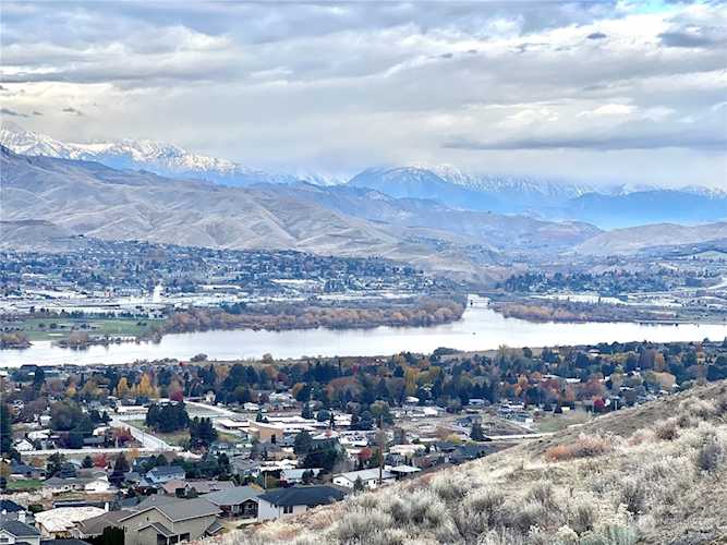 674 NE Tyler Place East Wenatchee, WA 98802