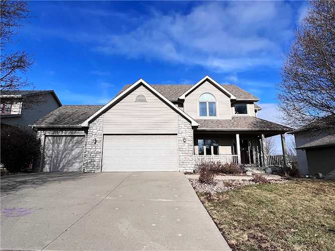 9517 Woodland Dr Johnston, IA 50131