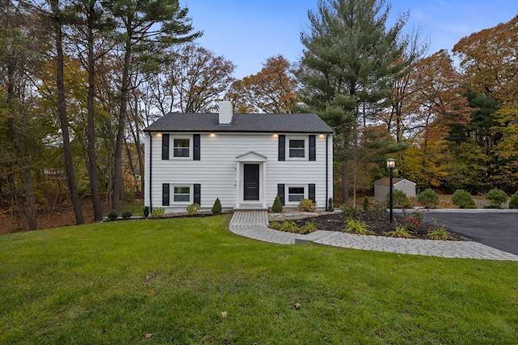 61 Winslow Rd Reading, MA 01867