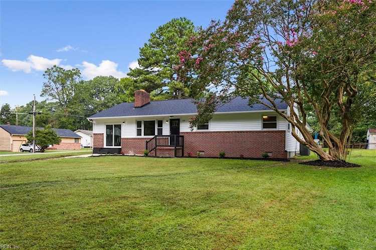 328 Riverside Dr Yorktown, VA 23692