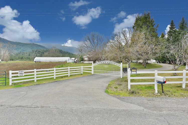 1205 Pine Grove Rd Rogue River, OR 97537
