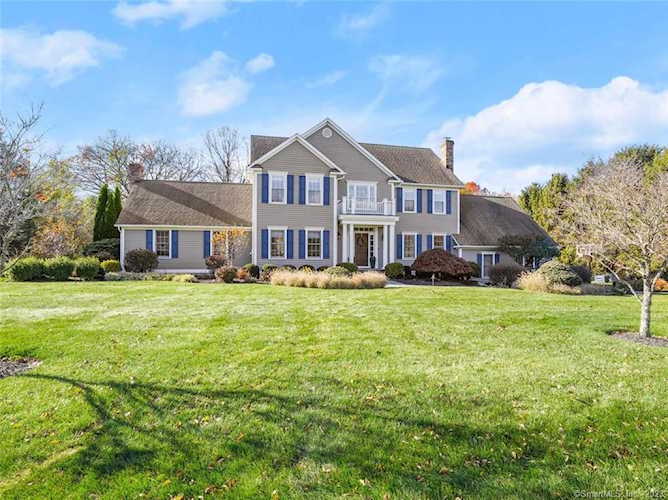 17 Roseview Ct Trumbull, CT 06611