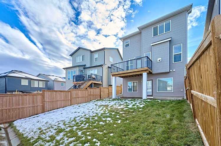 201 Nolanhurst Heights NW Calgary, AB T3R 1S6