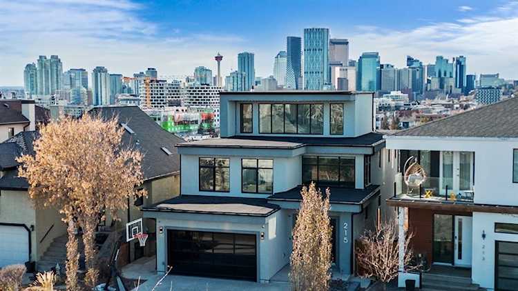 215 13 St NE Calgary, AB t2e4r9
