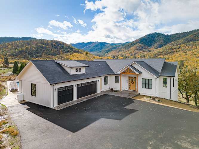 7436 Old Stage Rd Central Point, OR 97502