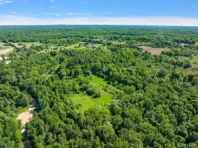 1039 Stoney Creek Rd Oakland, MI 48363