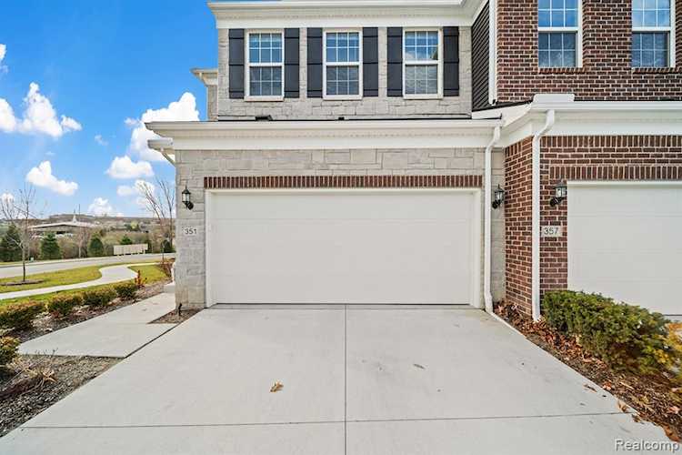 351 Strawberry Dr Rochester, MI 48307