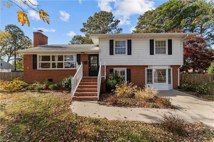 27 Kenwood Dr Hampton, VA 23666