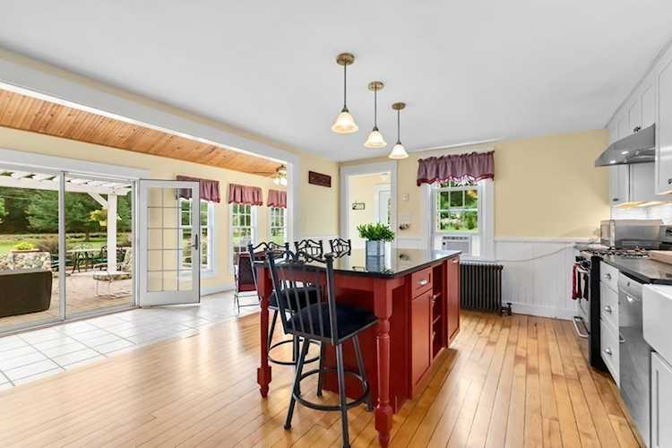 671 Neck Rd Rochester, MA 02770