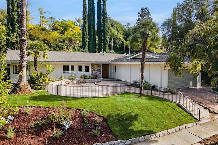 5432 Rozie Ave Woodland Hills, CA 91367