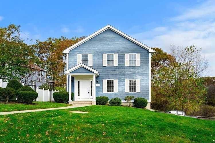 3 Lisa Ln Saugus, MA 01906