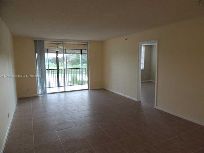 3001 W Rolling Hills Cir #302 Davie, FL 33328