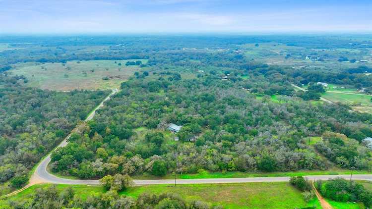 1052 Bugtussle LN Luling, TX 78648