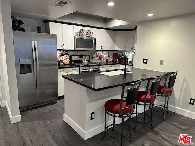2700 Cahuenga Blvd #4122 Los Angeles, CA 90068