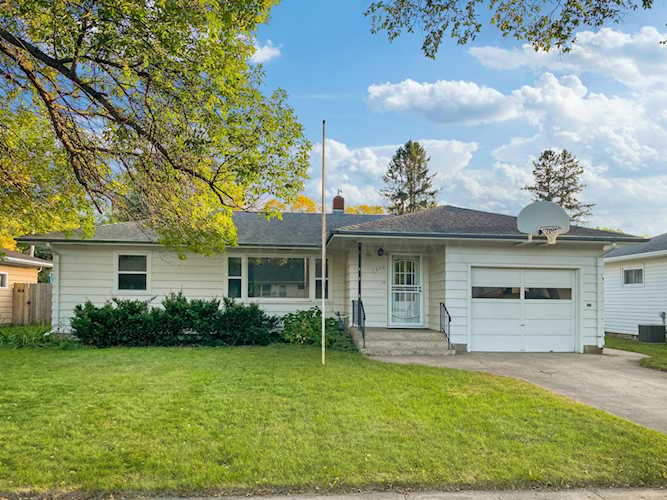 1321 17th Ave S Moorhead, MN 56560
