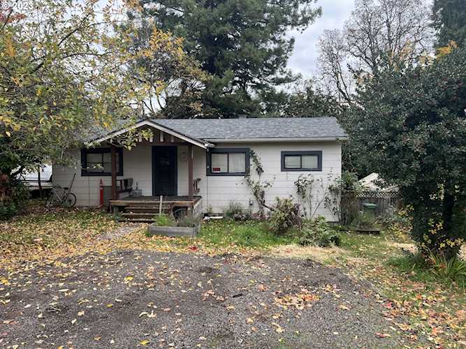 369 5th ST Lake Oswego, OR 97034
