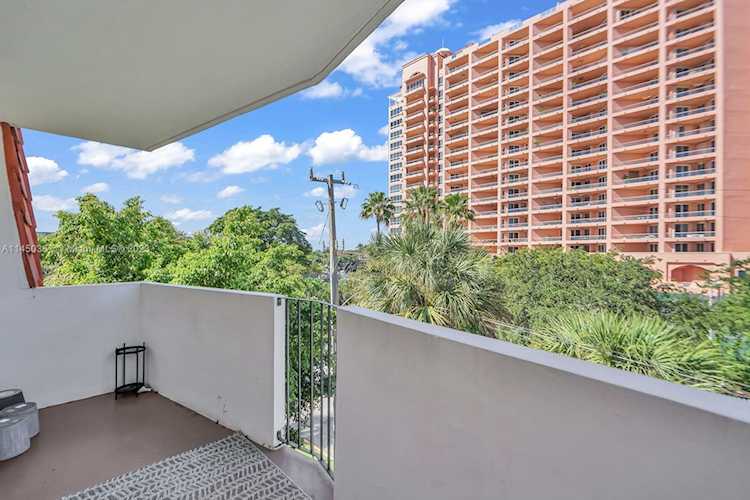 6855 Edgewater Dr #3G Coral Gables, FL 33133