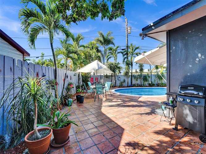 857 Fairway Dr Plantation, FL 33317
