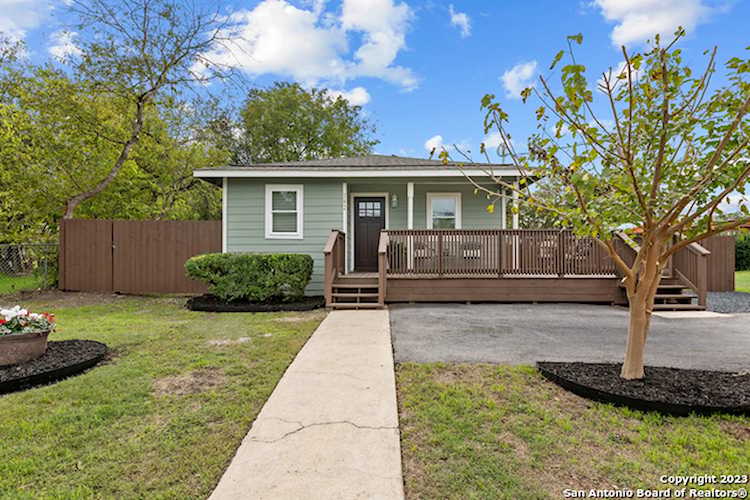 142 S Live Oak Ave New Braunfels, TX 78130