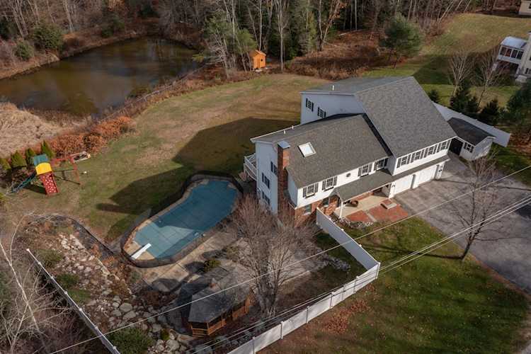 12 Cindy Dr Hooksett, NH 03106