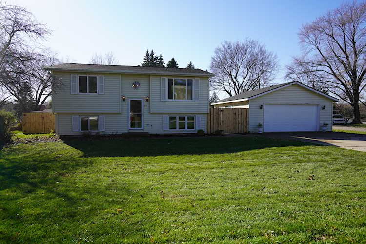 29 1st Ave Montgomery, IL 60538