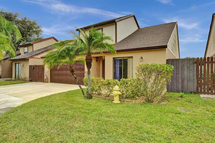 104 Beaumont Lane Palm Beach Gardens, FL 33410