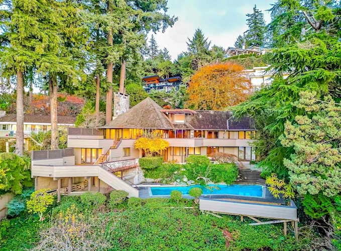 6225 St. Georges Place West Vancouver, BC V7W 1Y6