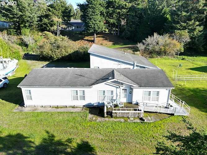 1345 Michigan AVE Bandon, OR 97411