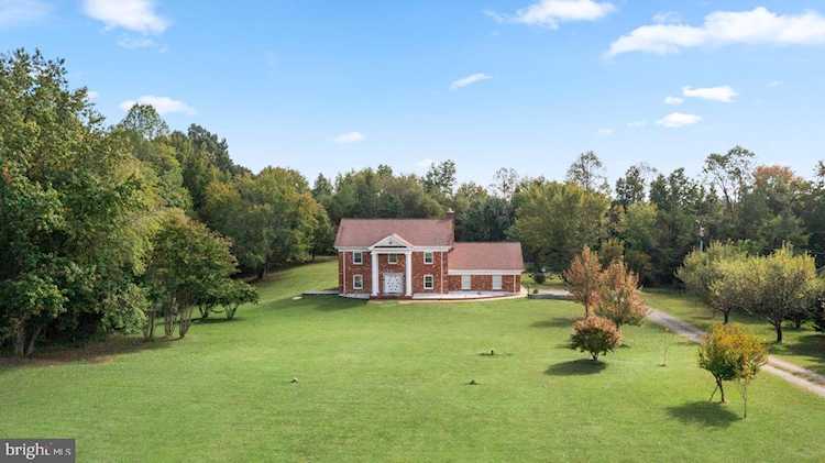 19 Twin Springs Dr Fredericksburg, VA 22407
