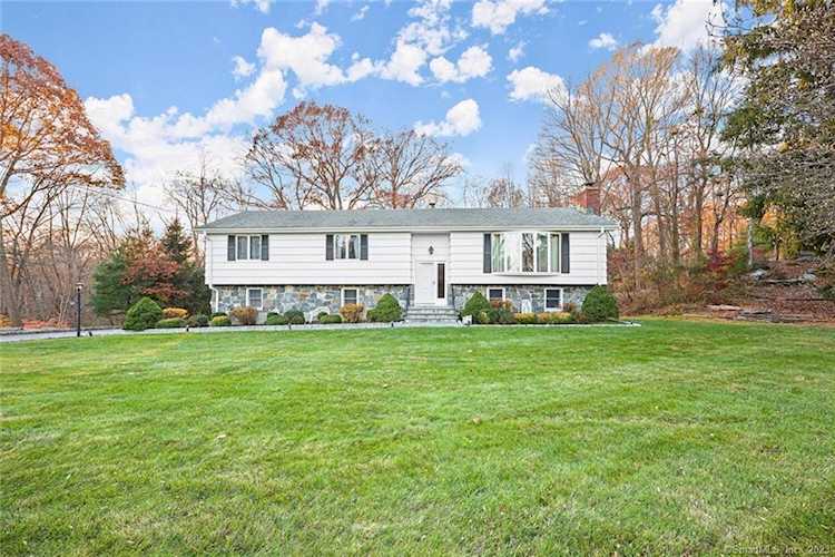 17 Rosellen Dr Trumbull, CT 06611