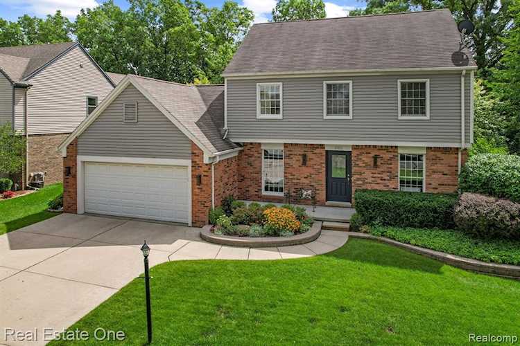 660 Essex Dr Rochester Hills, MI 48307