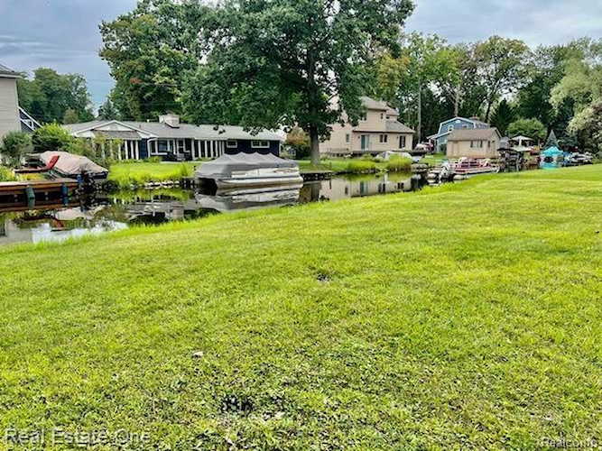000 Clinton Drive West Bloomfield, MI 48324