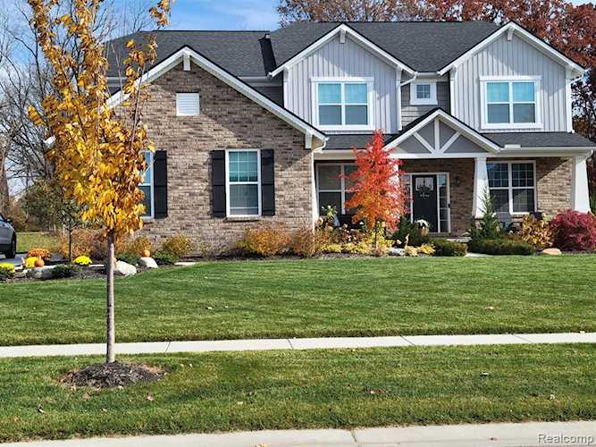 1291 Palatine Dr Oakland, MI 48363